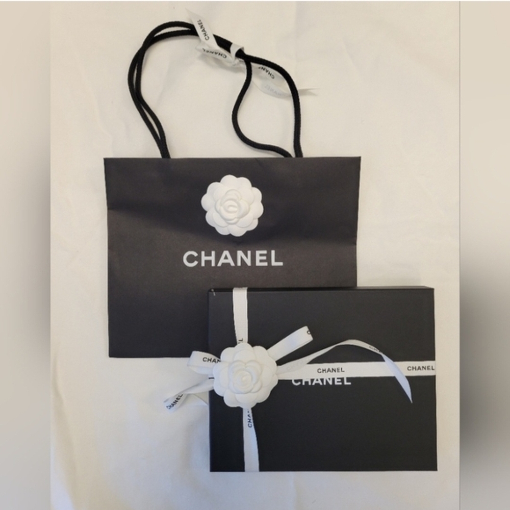 CHANEL Black and Cream Pearl Necklace - Picture 12 of 12